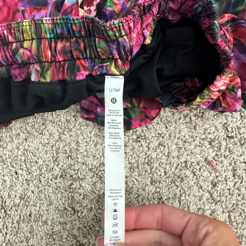 Lululemon High Rise Hotty Hot Shorts Size 12 Tall EUC - Picture 3 of 4